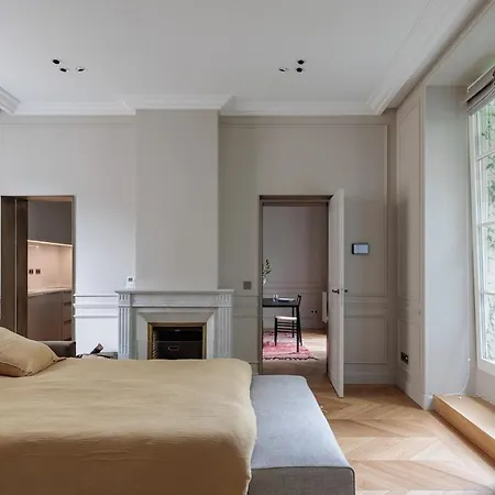 A Mini-suite For 2, In A Setting * 파리