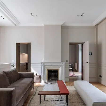 A Mini-suite For 2, In A Setting * Paris