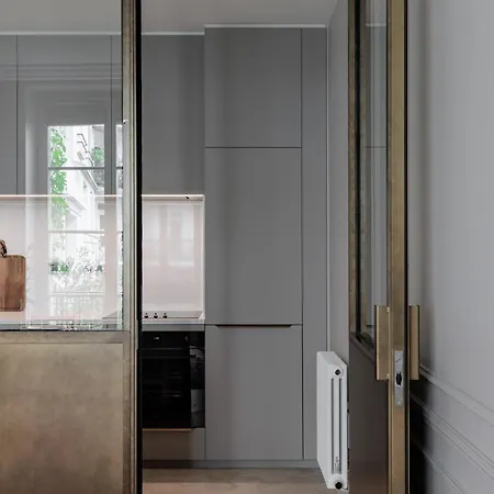 A Mini-suite For 2, In A Setting París