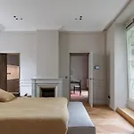 A Mini-suite For 2, In A Setting * Paris